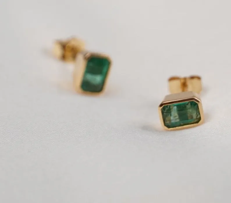 18K Yellow Gold Emerald Stud