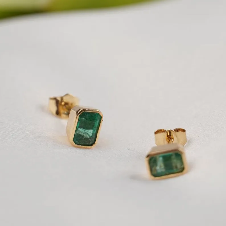 18K Yellow Gold Emerald Stud