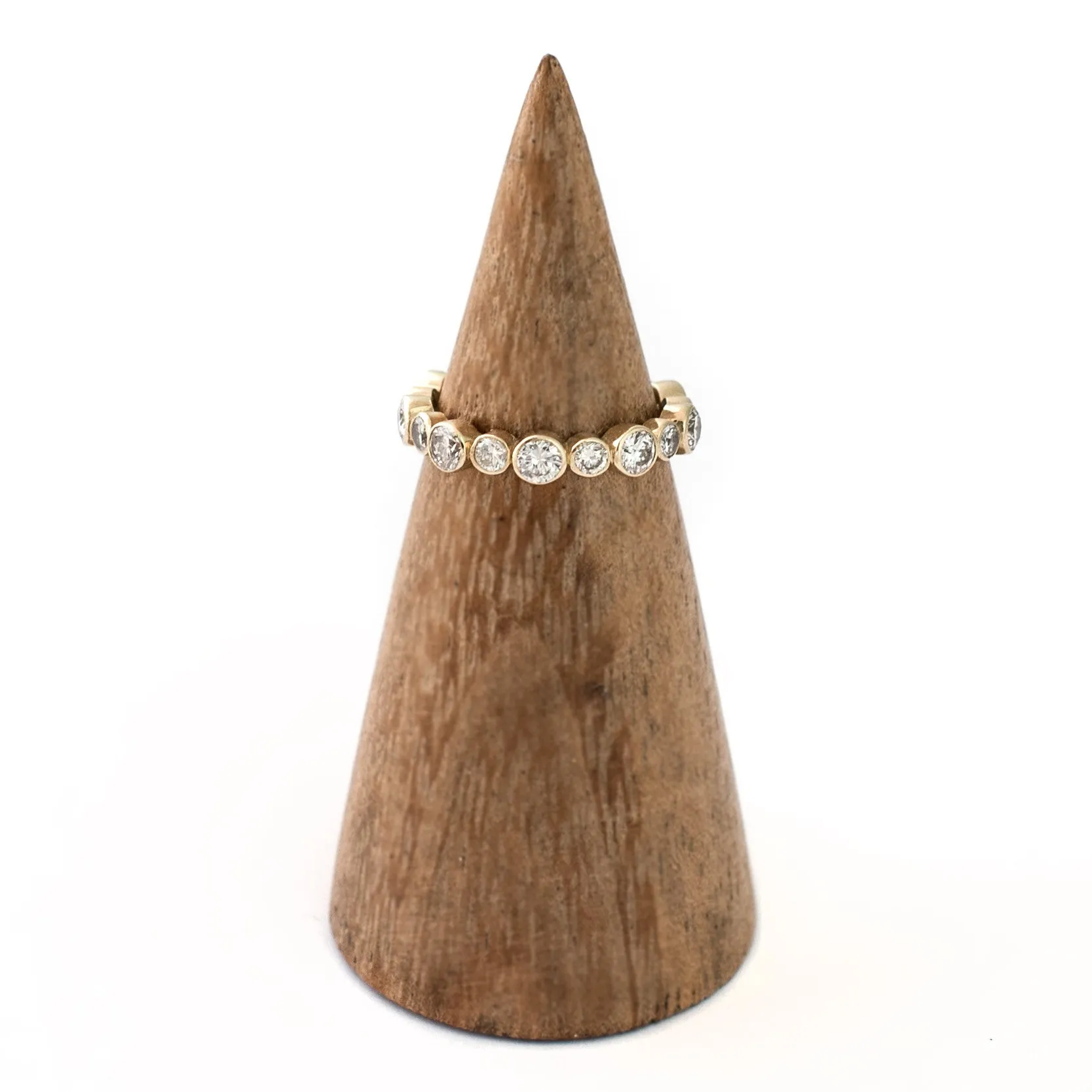 amy : alternating diamond eternity band