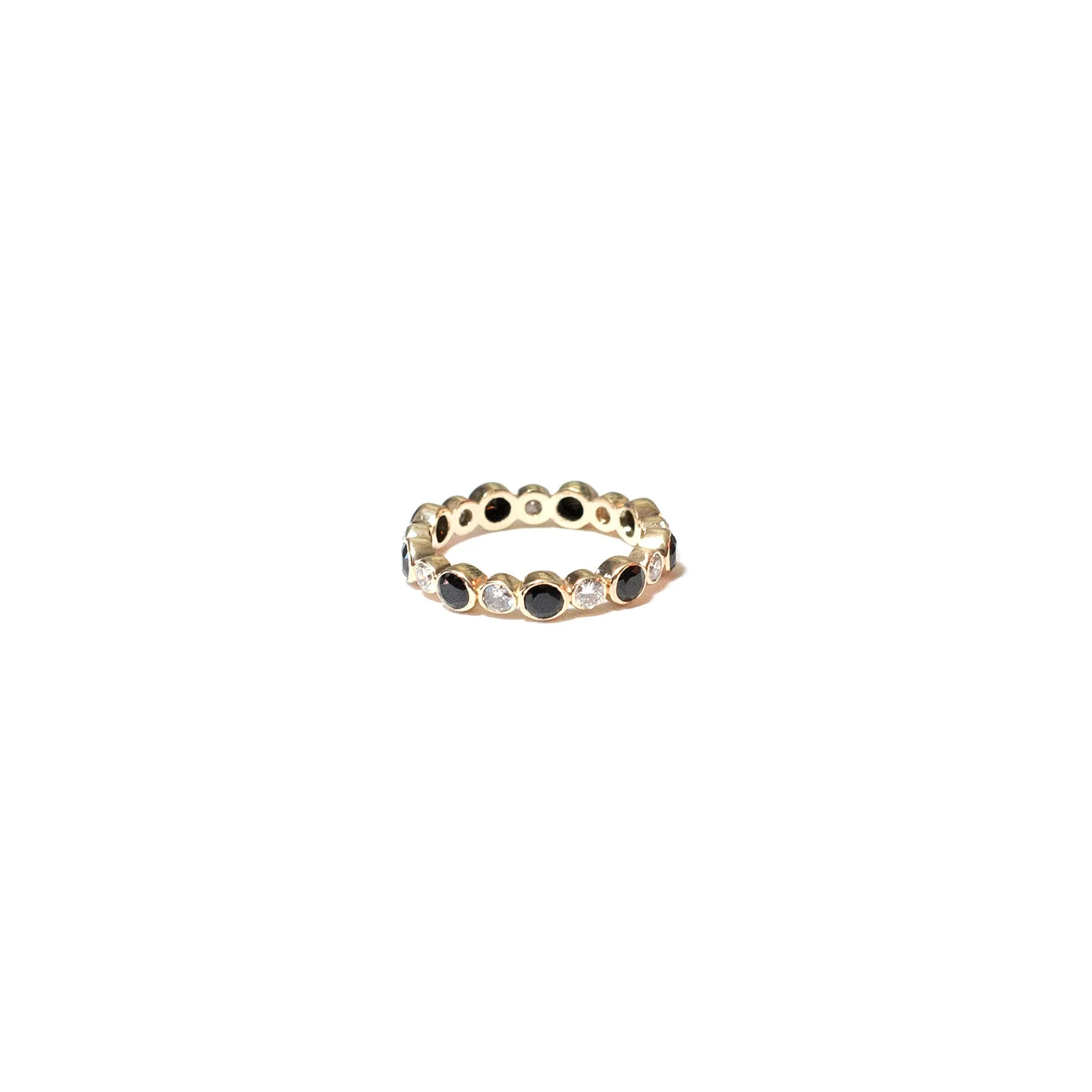 amy : alternating diamond eternity band
